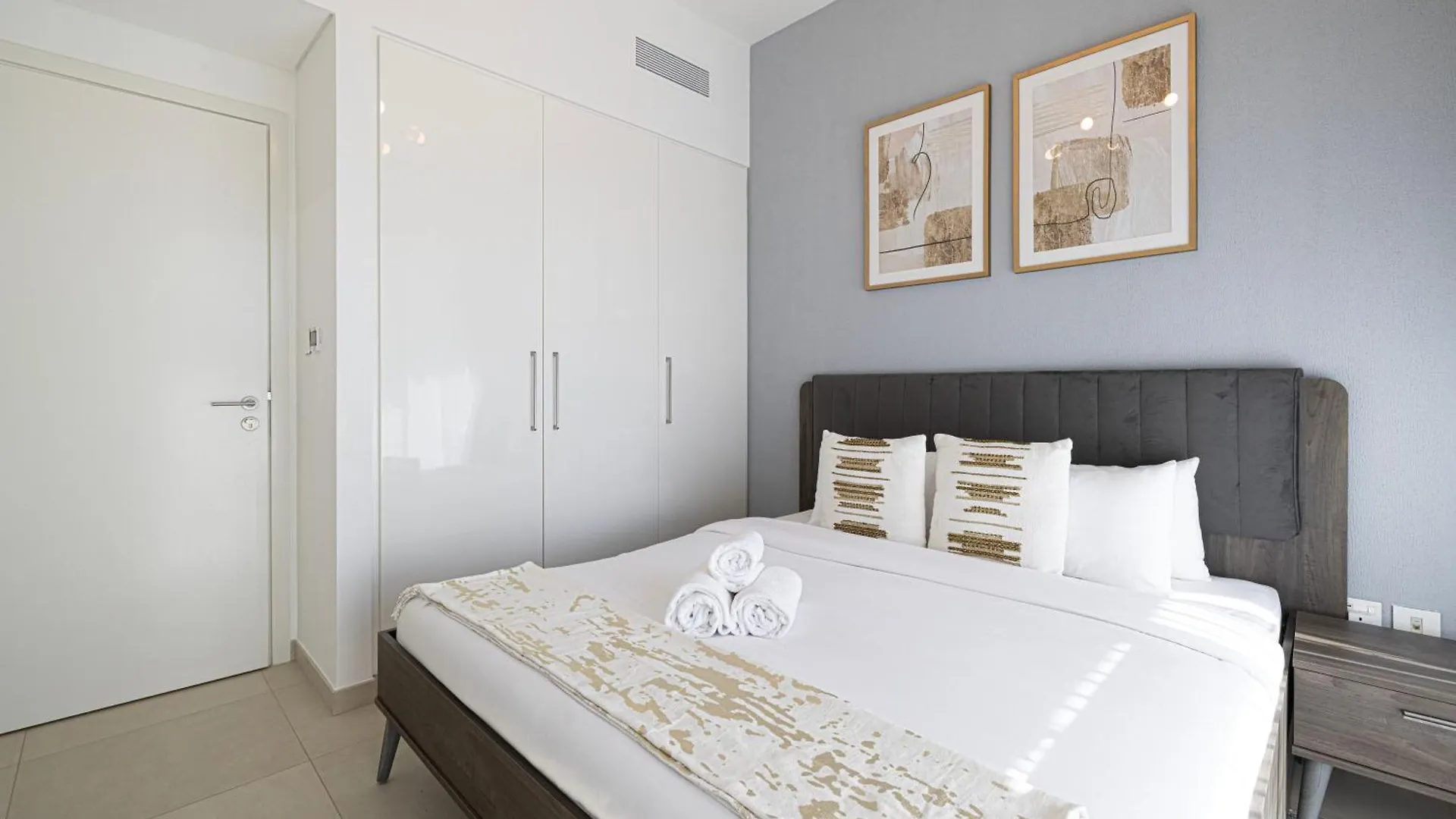 Dubai Mall Connected! Amazing Burj Khalifa View! Excellent Pool & Gym Access! Apartment